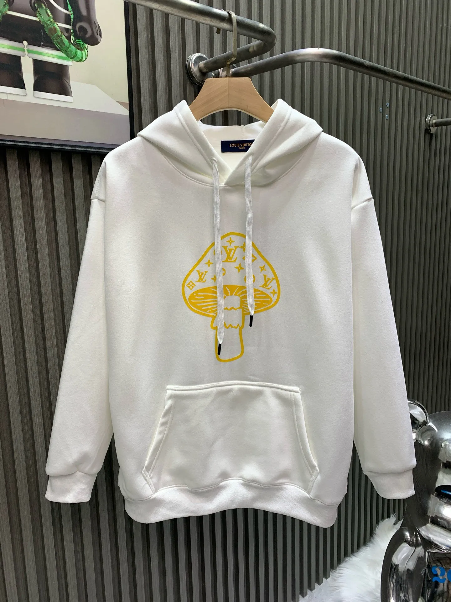 🅿️280 🀄️ Louis Vuitton 25FW new autumn and winter hooded sweatshirt 400g pure cotton➕silver fox velvet Made of double-ply double yarn 400g pure cotton sweatshirt fabric. The fabric is woven with double-ply twisted yarn. It is 40% stronger than single-ply yarn and can still maintain the silhouette of the clothes when cut loosely. The os version has a relatively lazy and loose feel, simple yet recognizable. A very simple and fashionable style. The overall design is simple yet individual. It can easily handle a variety of occasions.